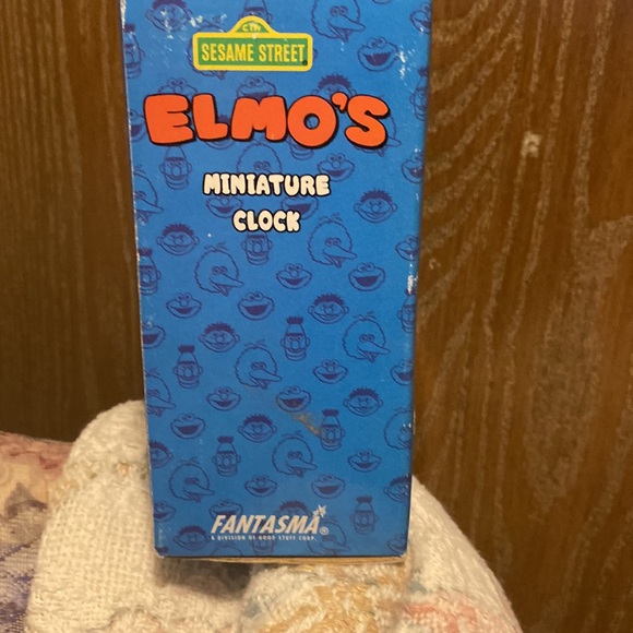 Elmo clock out of box to look at never used - Picture 2 of 3